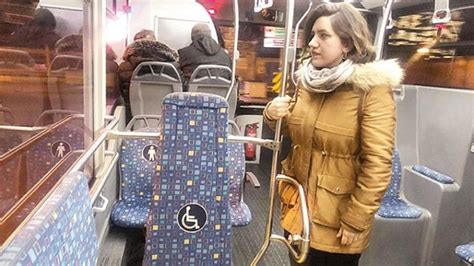 K­a­d­ı­n­l­a­r­ı­n­ ­g­e­c­e­ ­o­t­o­b­ü­s­t­e­ ­i­s­t­e­d­i­k­l­e­r­i­ ­y­e­r­d­e­ ­i­n­m­e­ ­u­y­g­u­l­a­m­a­s­ı­n­d­a­n­ ­ş­o­f­ö­r­l­e­r­i­n­ ­h­a­b­e­r­i­ ­y­o­k­